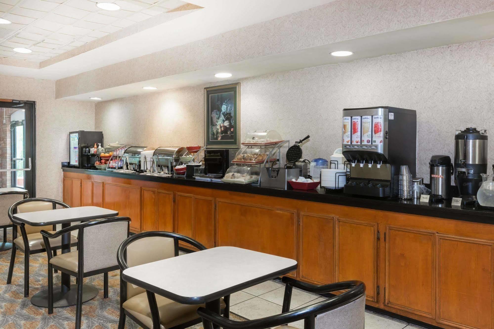 Comfort Inn & Suites Columbus North Экстерьер фото